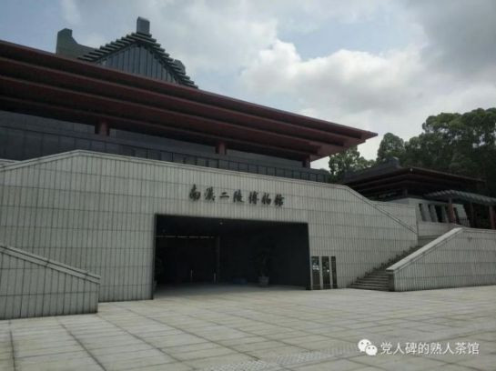 “政治正确”人士排挤“政治不正确”人士，“政治正确”日趋内卷化，谁调门高，谁做得绝，谁才是“政治正确”，就能当大官，有大发展，引领舆论，带动选票。 