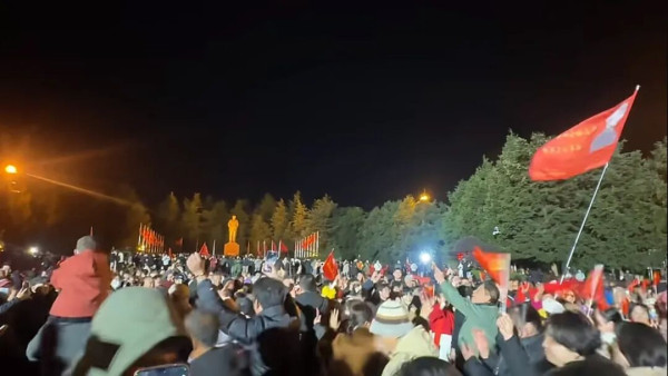 面面红旗汇广场 朵朵红花心向阳