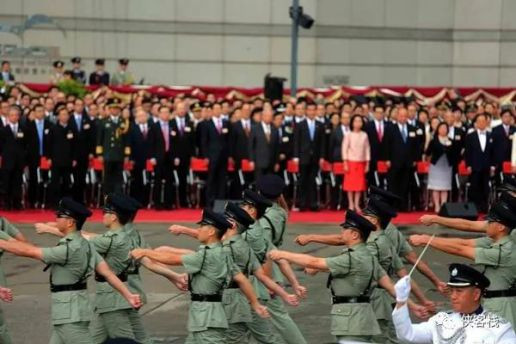 香港改中式步操开启去殖化，法官头上的方便面何时能扔了？