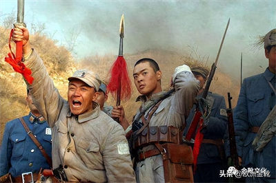 今天的军事小说战争剧多以日本武士道精神为变种的“亮剑精神”覆盖了“党领导一切”的政治原则。都梁打造的不是一名解放军将领李云龙,而是一个美国巴顿将军式的野味山大王。这不是阴谋,而是阳谋。他们淡化党在军队的领导和信仰。国军的万毅、孔从周等倒戈时可以成建制地率部逃离;而我军的龚楚、邢仁甫等叛徒在倒戈时,他们连一兵一卒也带不走!所以说:变节分子与叛徒,可以带走金库和账本,但唯独带不走这支人民军队。