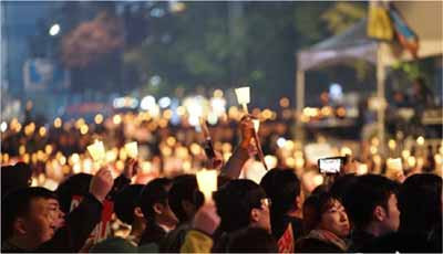 韩国民主总工会能够通过在2016年至2017年期间积极参与反对朴槿惠政权的烛光抗议活动来保护自己。然而,它的生存并不意味着劳工运动的复兴,因为新的挑战仍有待解决。本章认为,该运动的成功复兴取决于现有的民主工会能否与韩国工人阶级边缘化群体(如移民、非正规工人和女工)新出现的机构一起建立一个更具包容性的劳工运动。