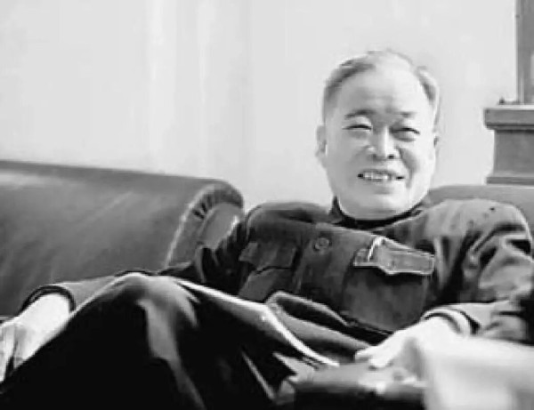 历史不容篡改,英雄不容诋毁,毛主席的历史地位与新中国前三十年的伟大成就,早已镌刻在民族丰碑上,经得起时间与人民的检验。愿每一位知识分子都以脊梁为榜样,心怀家国、扎根人民,坚守良知与底线,做真正有益于国家、无愧于人民的学者,而不是做脱离群众、嫉贤妒能、抹黑历史的跳梁小丑。