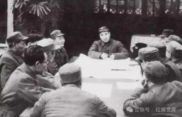 1948年8月底的延安,窑洞里的煤油灯亮到深夜,毛主席盯着最新的前线电报,忽然向身旁的叶子龙低声交代一句:“华东方向放心,东北要再催一催。”短短十几个字,道出他对两大主力军团截然不同的用人思路。