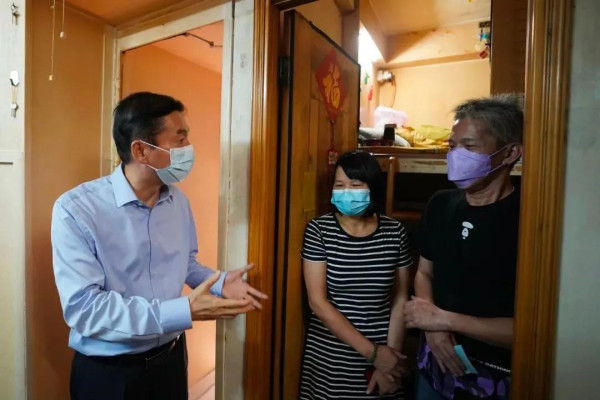中央政府关于保持香港繁荣的原则，以前的指标当然是李嘉诚不能倒，大资本家都不能倒，但现在我看是要反过来了，要想办法让香港底层老百姓过上好日子，未来谁挡路谁倒霉。