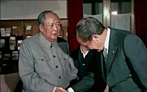 军民团结如一人,试看天下谁能敌——政治实力的强悍,民族意志的凝聚和国家维护自身利益的坚强决心和各种富有成效的战略战术、手腕措施,就从另一方面弥补了经济力的不足,也使中国成为了世界三大角之一!