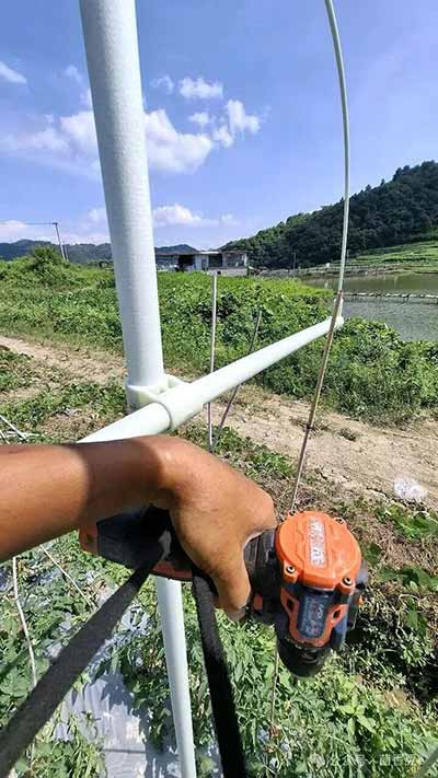 群众路线和官僚主义路线最大的区别，并不仅仅是谁把事情做成了。而是谁在做事情的过程中，把群众组织起来了。桥能存在十年二十年。排污沟也能存在十年二十年。但这些终究只是物质成果。真正宝贵的，是群众在实践中获得的集体意识，是群众认识到自己力量之后形成的组织能力。