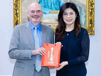 台湾问题不是中美关系中的重要问题，更不是最重要的问题，台湾问题是中华人民共和国的内政，不容美国染指，台湾问题是14亿中国人民自己的事情，不容外部干涉。