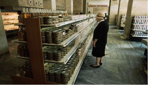 也就是说:1980年苏联基本类商品的价格与如今美国同类商品的价格相比,要低50倍到100倍。而今天美国最高端消费商品的价格与1980年苏联此类商品的价格相比,要低5-10倍。