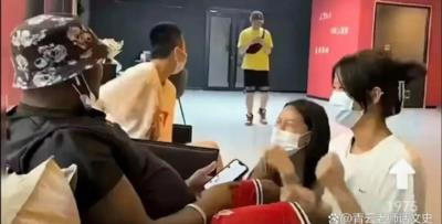 想要瓦解一个民族,只要抽掉男人的脊梁和血性,拿走女人的廉耻和善良,经济落后了,十几年就能追上,社会风气坏了,几代人也难以修复。