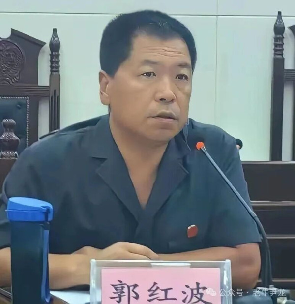 邯郸、杭州两起风波中显现的“中间人”现象，撕开了官商圈子的丑陋底色：少数人主动充当勾兑纽带，不惜牺牲他人的人身安全与人格尊严，博取好感、谋求私利，此类行径性质卑劣、危害突出，为人民群众深恶痛绝。
