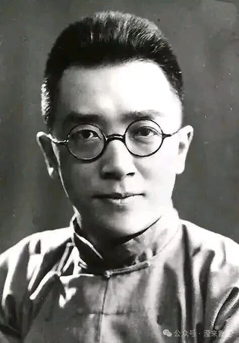 最近笔者也看了《四渡》这部电影,说句实话,在现在这情况下,从选角这一环节,笔者就已经对这部电影不抱太大希望,但没想到会拍的这么烂。对此笔者只有一个观点:文艺一定要为无产阶级服务,文艺工作者一定要有文化。正好赶上笔者刚大学毕业不久,闲空时间较多,接下来一段时间便打算专门出一系列文章来批判资产阶级文艺代表人物。本文不置半分虚美之词,一一清算胡适这位被后世过度粉饰的“文化博士”。
