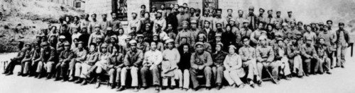 首先,作家要“深入生活”,通过“深入生活”的方式,达到自我改造,与群众结合,成为革命需要的新作家的目的。而在以作家或艺术家的身份“深入生活”的过程中,不能以外来者的身份,置身于群众的生活和利益之外,而应该担任具体的工作,卷入群众的生活中。