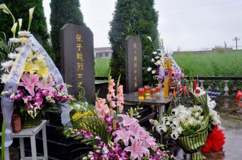 昆仑岩:烈士墓前的心声——接受大家庭的革命传统教育
