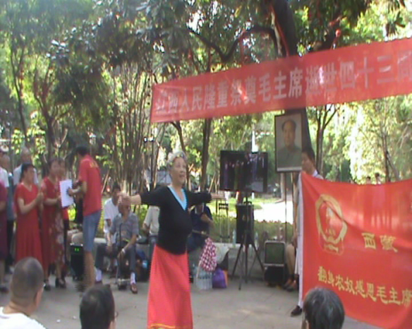 江西人民祭奠毛主席逝世43周年