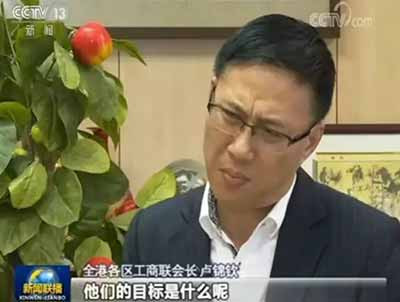 资本主义世界，自由的只是财阀、金融大资本家、军火商和政客家族，循规蹈矩的普通民众，哪来的自由?你能随便进入富豪们的半山别墅吗? 　　而那些不学无术、妄想不劳而获的流氓和恶棍们，被西方的“自由”忽悠瘸了，他们扬起手中的木棍砖头，砸向普普通通的政府职员，砸向那些兢兢业业工作养家的普通民众。