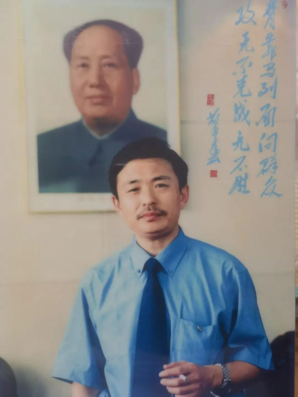 党的事业，包括国有企业的历史，凡是顺利和成功阶段，无一不是以政治工作的有力保证为显著标志的;反之，凡是遭受曲折、失误和失败阶段，无一不是政治工作被歪曲或淡化、削弱、取消。改革开放以来，党风和社会风气上的诸多问题更应该从政治工作的苍白无力上找原因。