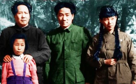 昨天穷苦的百姓,你们热爱毛泽东,是因为毛泽东教你们打土豪分田地,造反有理,吃饱穿暖,建设一个环球同此凉热的世界。今天抽泣的人们,你们热爱毛泽东,是因为你们心有不甘,尚存不泯良知,不忍看丑恶并来泥沙俱下的事实,所以聚集在这里,向毛泽东行瞩目礼。