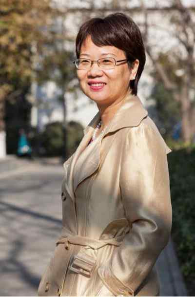 基层社区或许应思考如何从集体化时期的社区群众工作中汲取营养，从群众生活出发,团结民间力量，围绕共同关注的养育照料，通过深嵌在日常生活中的协作互助，打造共养共育共建共享的情感空间和生活空间，完成“两种生命”的生产与社会自身的再生产，滋养个人，安顿家庭,也在个人/家庭与国家之间真正撑出一个团结互助、相互依存的社会。