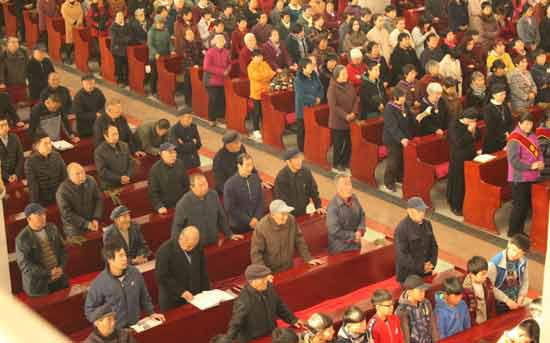 在80年代之前，由于磅礴的集体经济和强大的基层党组织的统领，农村地区的精神文明容量是非常富足的，几乎不存在外来宗教力量的插足。但是“家庭年产承包责任制”宛如一把刀子，它将农村切开了一道口子，公有制经济这座大堤逐渐被瓦解。各类原本被新中国在1949年之后消灭的污垢，也就重新在农村地带寻觅到了寄生之所。