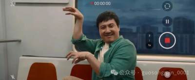 真正让这部影片脱颖而出的，是它精准扣住了当下中国的社会情绪——草根群体面对高耸的阶级壁垒，无力突破却又愤懑不甘，以及由此产生对逆袭的极度渴望，或梦想。