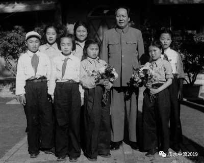 马列毛主义不是教条，而是行动的指南。要学习马列毛主义，也必须在实践中学、在实践中悟。比如，你只有深入社会，调查出社会上资本主义造成的种种危害，调查出雇佣劳动制度下底层人民的种种苦难，才能更深一步懂得，马克思为什么说资本的自由妨碍了人的自由，毛主席为什么说中国不能走资本主义道路。