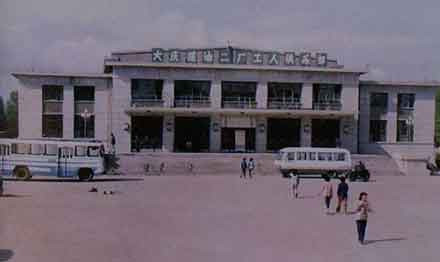 未来,要防止“尘埃”变成“大山”,不要让“轻如鸿毛的事也变得难以承受”,我们要认真考虑重建各种小共同体,变已经沙化的社会为共同体社会。