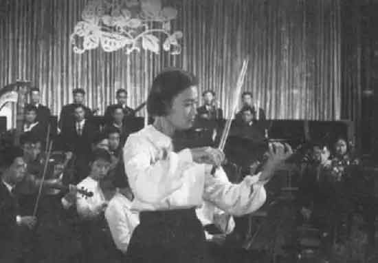 那个年代还产生了《我爱你,中国》、钢琴协奏曲《黄河》、琵琶协奏曲《草原英雄小姐妹》。脍炙人口的小提琴协奏曲《梁山伯与祝英台》也产生在‘大跃进’年代。起码从音乐上说,改革开放30年,并没有出现可以和以上三个协奏曲媲美的作品。