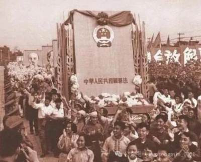 要正确认识民族与国族的内涵及关系，在多民族国家中应以国族整合凝聚共识，中国以中华民族为统一国族、56 个民族为多元文化单元的 “多元一体” 格局是理想形态，新中国通过人民币 “大团结” 等符号构建起以汉族引领现代国族形象、各民族共同凝聚为统一中华民族的实践，应警惕汉服运动不当发展冲击民族与国族和谐、破坏 “大团结” 格局。