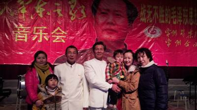 2012年12月26日被人们称呼为“中国红歌总司令戴诚”唱出“毛泽东之歌”,让人热血沸腾、让人情不自禁泪水不断模糊眼睛。