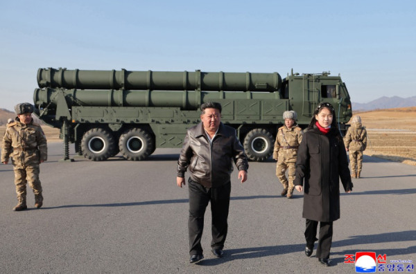 金正恩观摩大口径火箭炮武器系统试射