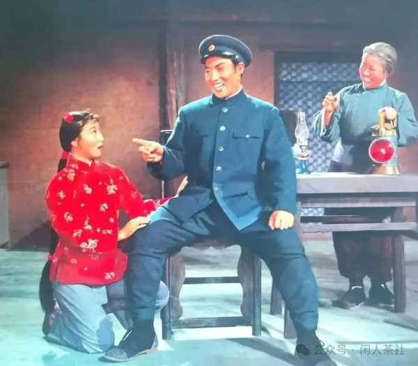在中国文艺史上,有一个绕不过去的话题:样板戏。从《红灯记》到《智取威虎山》,从《沙家浜》到《红色娘子军》,这些诞生于半个多世纪前的作品,至今仍在舞台上常演不衰,许多唱段早已成为中国人集体记忆中的文化基因。“临行喝妈一碗酒,浑身是胆雄赳赳”“这个女人不寻常”……这些旋律一响,无数人便能脱口而出。样板戏何以具有如此持久的生命力?答案,就藏在毛主席那一句掷地有声的追问中:“我们的文艺是为什么人的?”