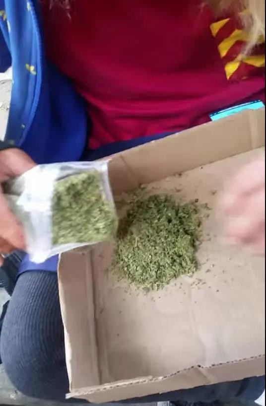 自由的流浪汉，抽了自由女神的脸