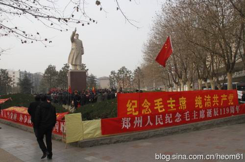 2012年12月26日10时35分,郑州忽现彩虹。正在人民广场纪念毛泽东诞辰119周年的人们,高喊毛主席万岁!