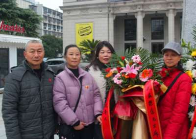 武汉人民纪念毛主席诞辰132周年活动在武汉剧院举行(图片新闻)