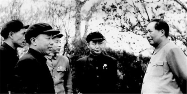 毛泽东从容不迫地和暴风、疾雨、巨浪搏斗。
