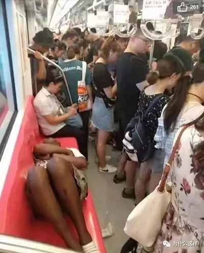 我们不喜欢身处的社会太过黑暗，但是，首先你要散发出自己的光明来呀，那就要发出我们正义的呼声，而我们的沉默，就是勾引黑暗的春药!