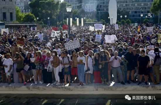 欧洲各国怎么都开始反口罩反疫苗游行？！这画面，整个欧洲大陆都疯了！