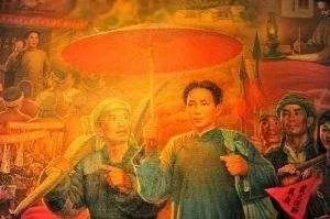 无论是毛主席还是鲁迅先生都知道，只有唤醒大多数人才有可能毁坏铁屋子，受苦难的人要想被解放是不能指望靠那个神仙皇帝的，只能靠敢于斗争的人民自己，只能靠能够团结起来的阶级兄弟一起斗争，才能搬走苦难的大山，只有自己在身体上和精神上都站起来了才是真正的站起来了。