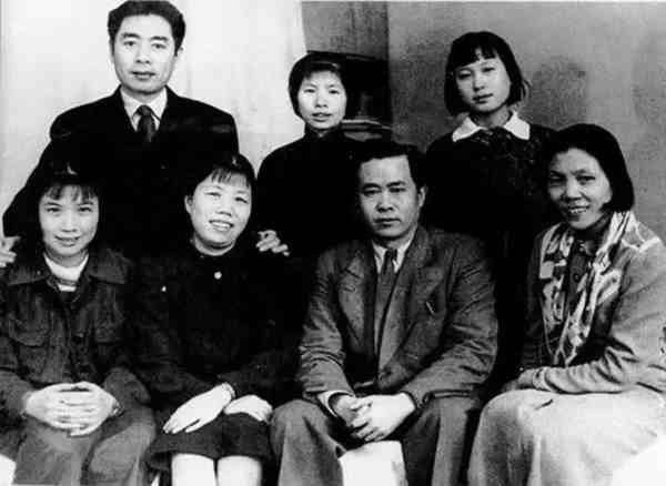 对当代文学研究来说,重新从中苏文学的关系切入意义重大,因为俄国革命与中国革命都是“短二十世纪”最重要的历史事件,两国革命同时展现了马克思主义革命成功的一面,也共同面对了其理论与实践的难点。而且,作为革命建国的两个重要案例,它们都坚持文化与文学在革命中具有极为重要的位置。但重提苏联视角并不意味着从影响研究的角度确认中苏文学的亲缘关系,而在于激活差异性的革命经验与文学经验,从而更好地理解20世纪中国的