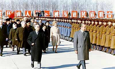 到美国留学,从美国逃回中国的牢A,认定了社会主义,预示着中国青年的觉醒,也预示着美国人民的再解放。