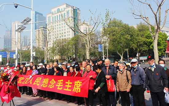 人民领袖爱人民，清明时节武汉人民思念毛主席，向武汉剧院毛主席雕像敬献花篮！