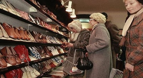 也就是说:1980年苏联基本类商品的价格与如今美国同类商品的价格相比,要低50倍到100倍。而今天美国最高端消费商品的价格与1980年苏联此类商品的价格相比,要低5-10倍。