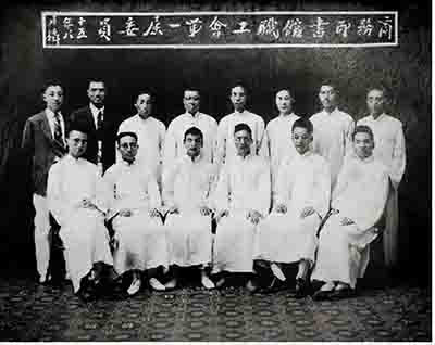 真正的群众领袖,不是高高在上发号施令,而是俯下身子、融入群众,真心实意地做他们的知心朋友。唯有如此,才能赢得人民的衷心爱戴,才能被历史永远铭记。