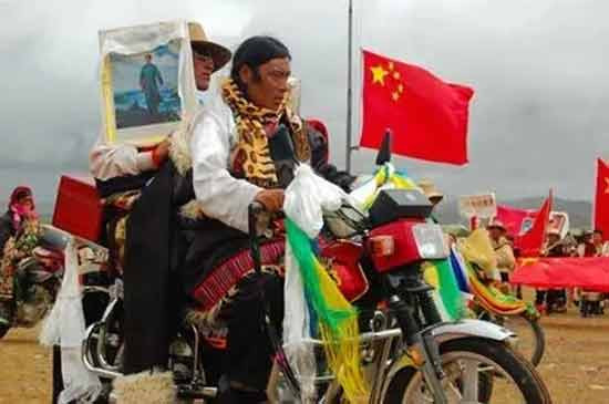 西藏山南党政代表团来到韶山，毛主席是西藏人民的大救星！