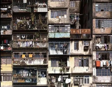 报告称，香港将在面积达300平方公里的都会区新建住房92万套，满足容纳250万人的住房需求，另外还要新建33万套公租房，给低收入人群解决住房问题。