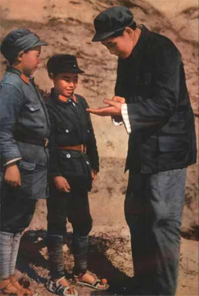 当年的少年已渐入壮年、暮年，但他们仍不坠凌云之志，不忘初心，不忘毛主席的亲切教导，在他们的精神感召之下，将自己的思想言传身教给下一代。人民会追寻着毛主席战斗的足迹，从毛泽东思想里汲取精神力量，思考、探索祖国的未来。