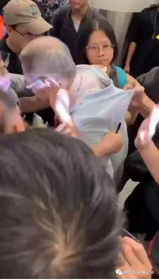 令人气愤!一老者在香港机场被围攻(附视频)