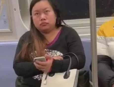 那只从一开始就兴风作浪的“看不见的手”,却一直能独善其身。 罗玉凤火了,罗玉凤“死了”,我们要反思,是谁导演了她们的一生?