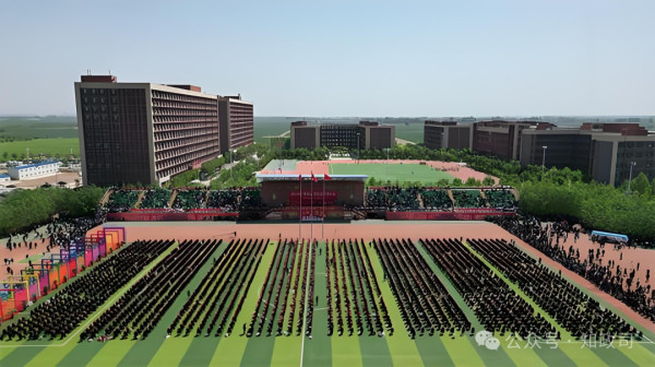 河北安平县的这场风波，可怕的不在于价值8亿元卖2元，而是一套成熟、闭环、隐蔽、可复制的县域收割体系，长期存在，长期生效。