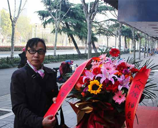 人民领袖爱人民，清明时节武汉人民思念毛主席，向武汉剧院毛主席雕像敬献花篮！